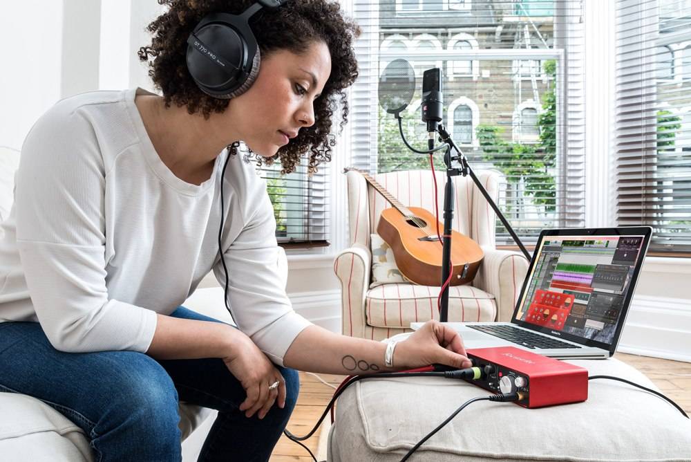 Аудиокарта Focusrite Scarlett 2i2 (2nd gen) - аксессуар для гитары